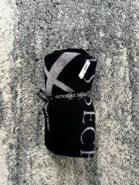 NWT Victoria's Secret Black and Pink Logo Plush Blanket